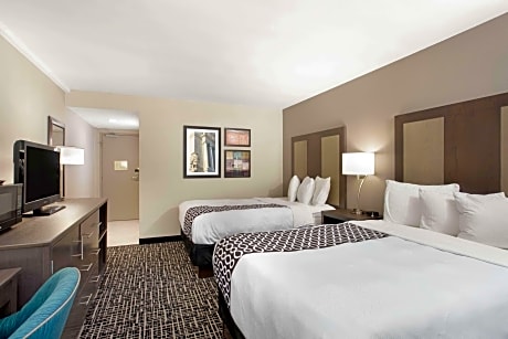 2 Queen Beds Mobility Accessible Room Bathtub W/ Grab Bars Non Smoking