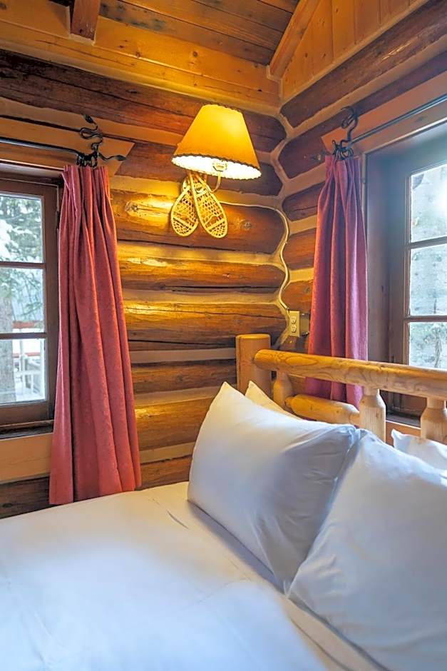 Storm Mountain Lodge & Cabins