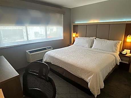 1 King Bed Non-Smoking Mini Fridge Wi-Fi Walk In Shower Full Breakfast
