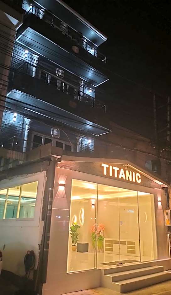 Titanic Residence-7 minute walk to the Beach
