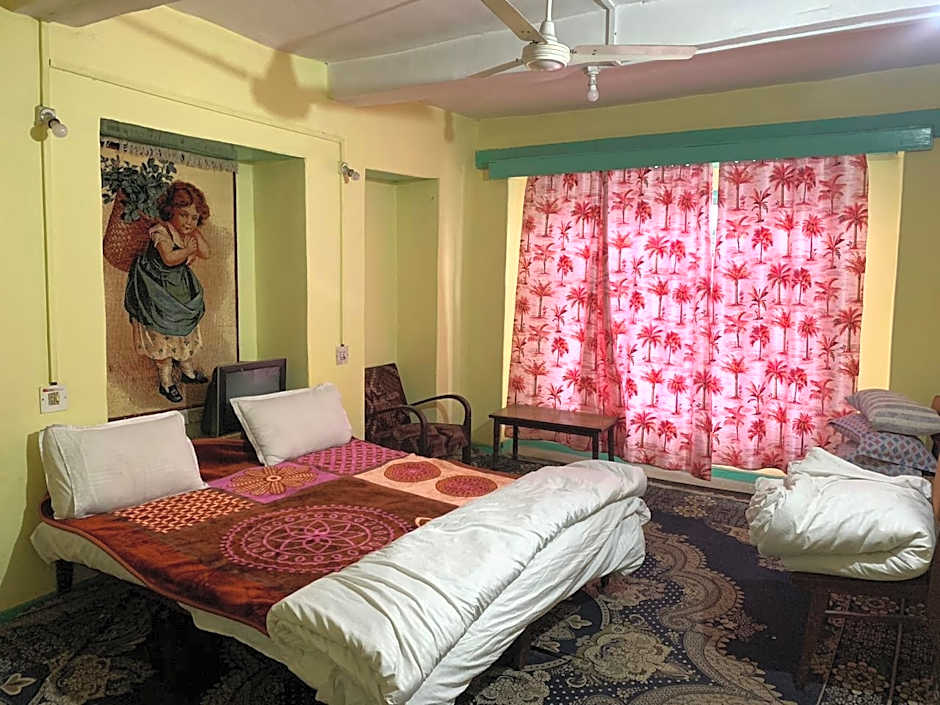 Hotel the Embassy – Srinagar, PA