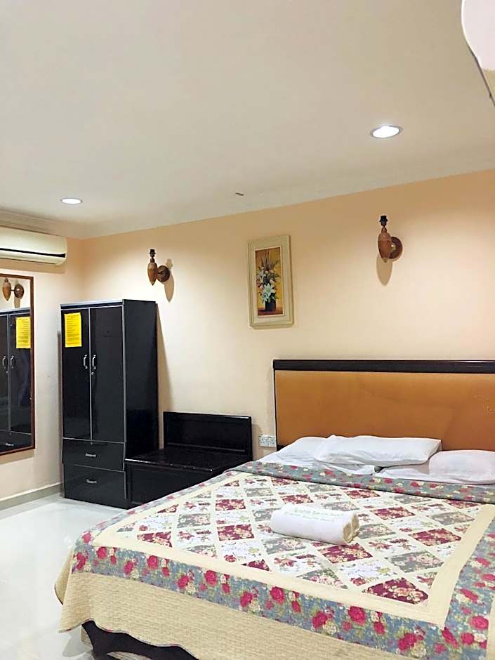 Penarak Bamboo Beach Motel