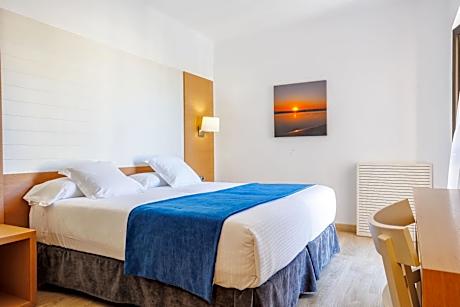 SStandard double room (2 adults + 1 children)