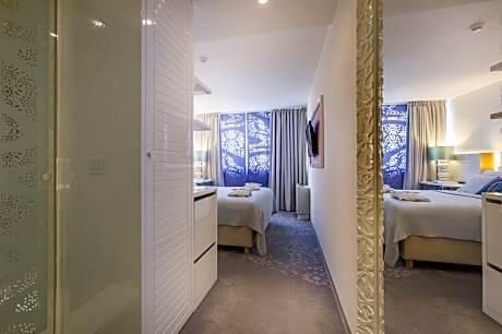 Double/twin room single use courtyard/park view