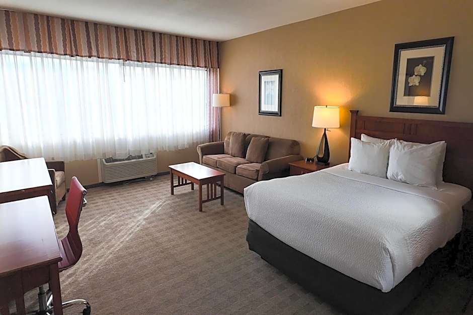 Photo 1 of 6 of Business 1 Queen Bed