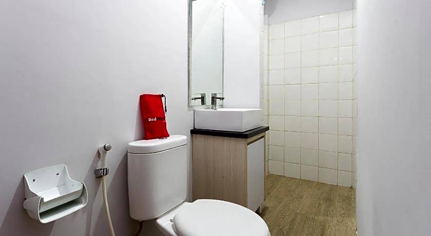 RedDoorz Plus near Cilandak Town Square 2