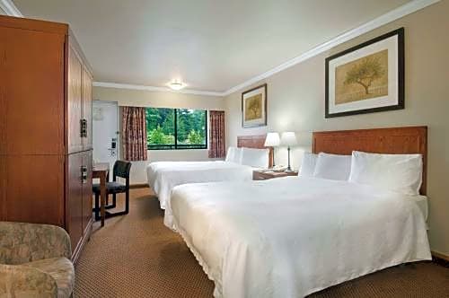 Travelodge by Wyndham Vancouver Lions Gate
