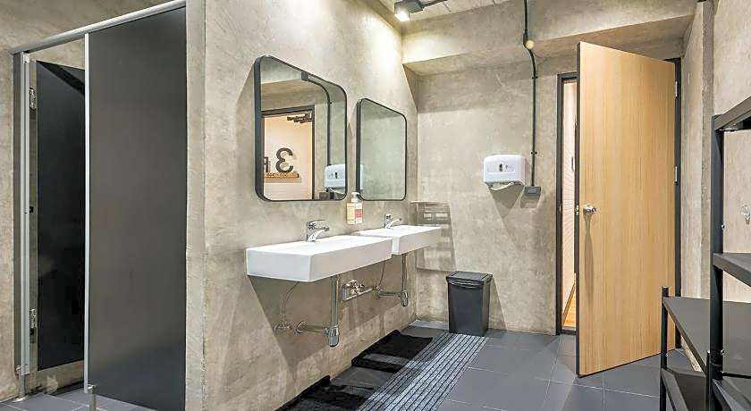 Siam Subway Hostel and Cafe