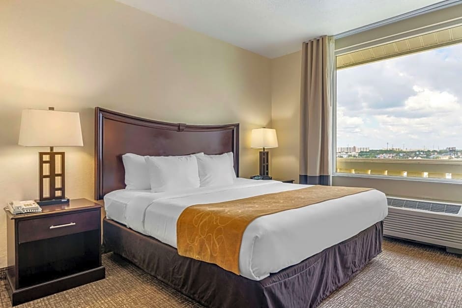 Comfort Suites Maingate East