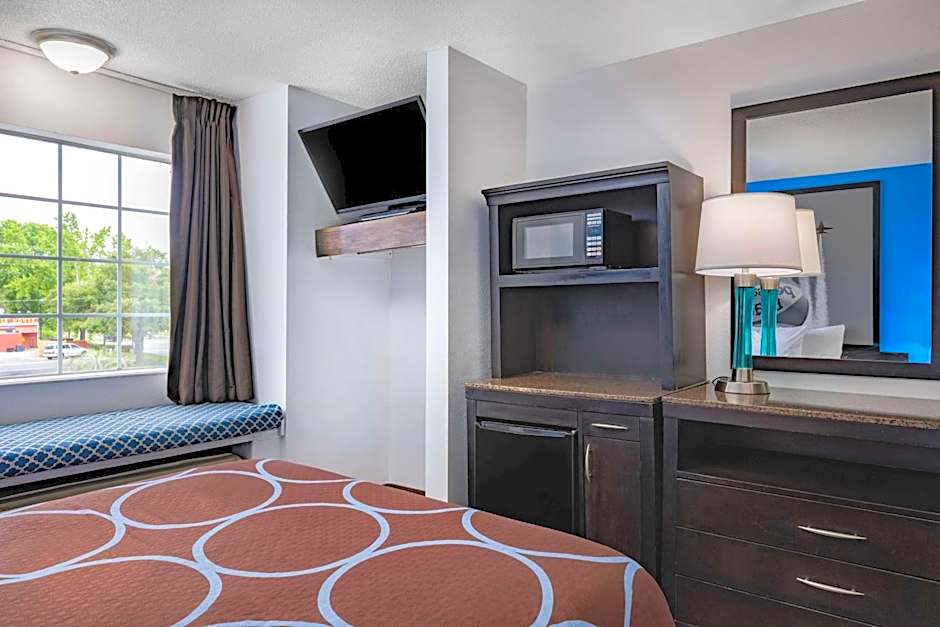 Super 8 by Wyndham Pensacola