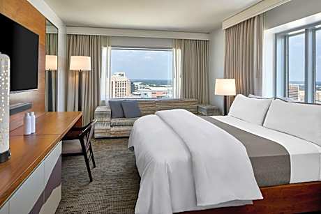 Superior Corner, Larger Guest room, 1 King, Corner room