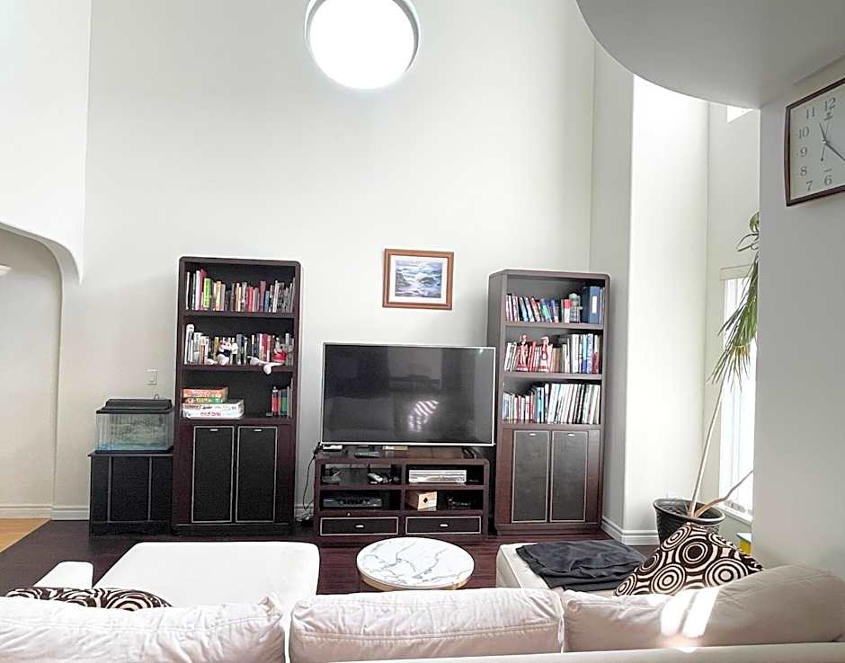 Cozy Guest Rooms Near UBC, Downtown and Beaches