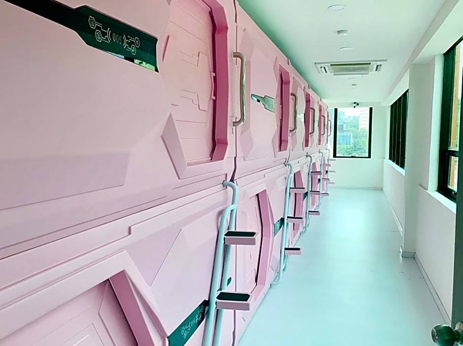 SPOT ON 89900 Jesselton Capsule Inn