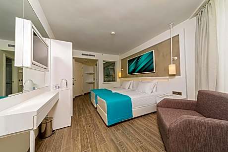 Standard Double or Twin Room with Partial Sea View