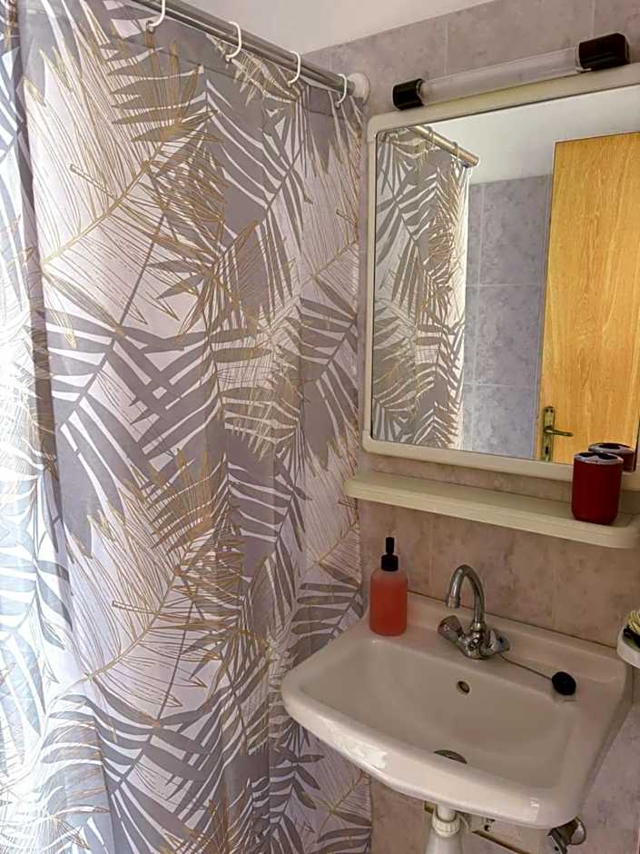 Davis Studios & Apartments