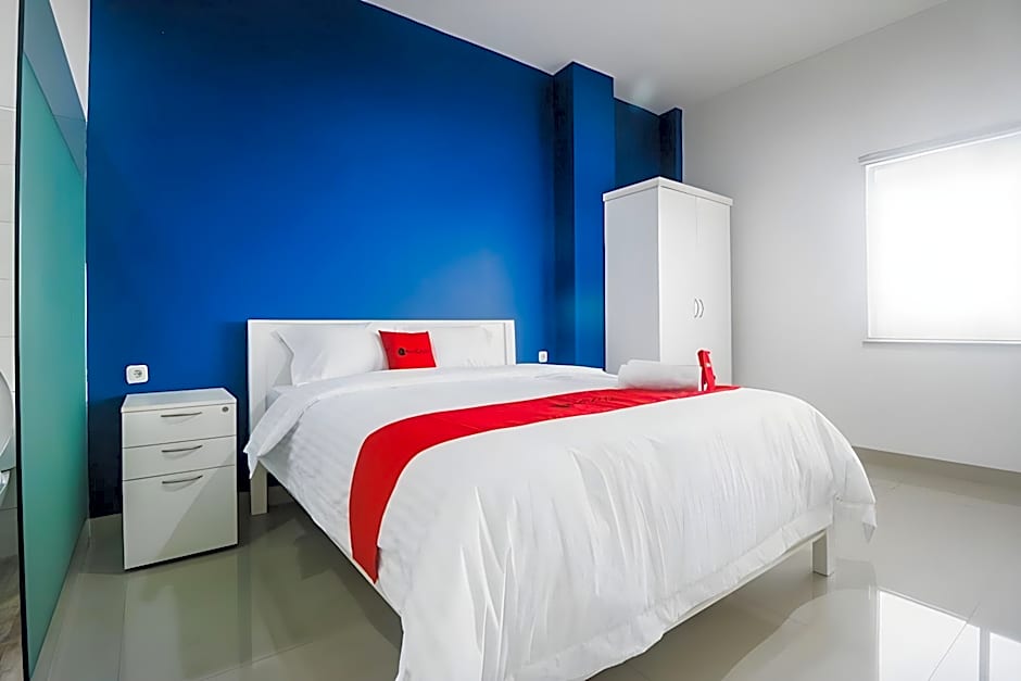 RedDoorz Plus near Living Plaza Jababeka