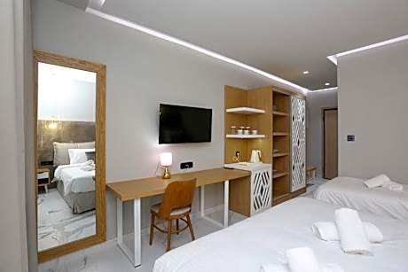 Deluxe Pool Side View Room