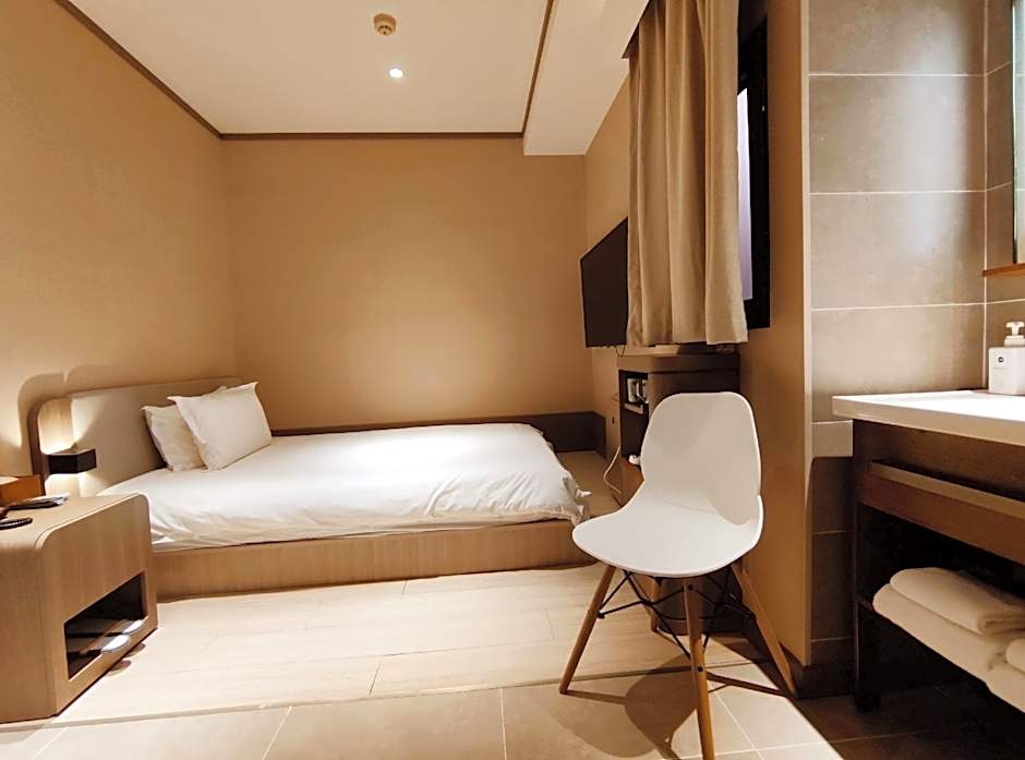 Hanting Hotel Qingdao May Fourth Square Zhiquan Road Metro Station