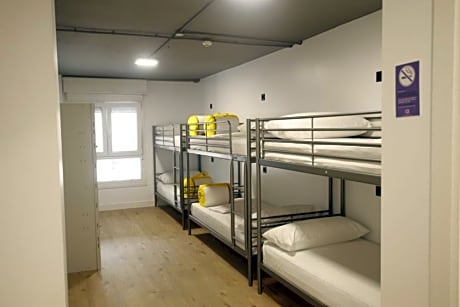 Bed in 6-Bed Dormitory Room with Private Bathroom 