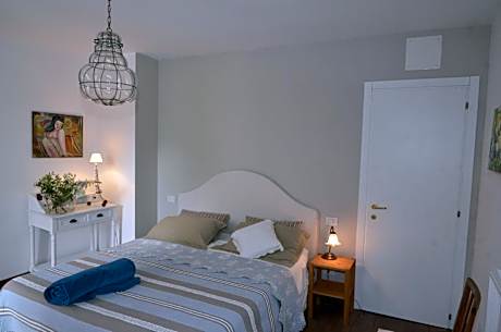 Double Room with Private Bathroom and Mountain View