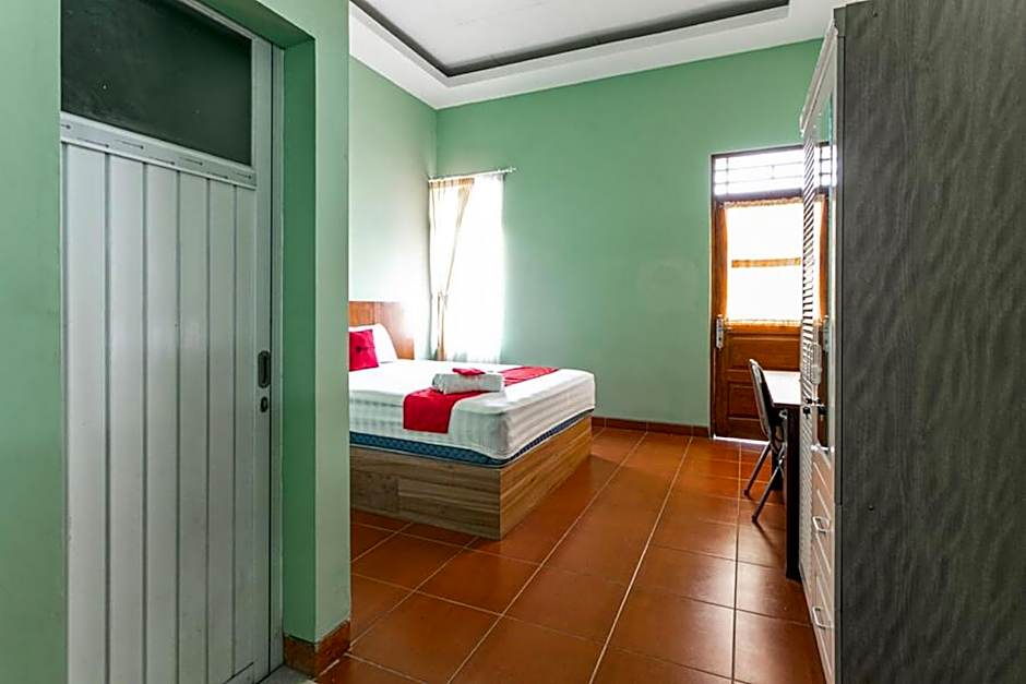 RedDoorz near Puro Mangkunegaran