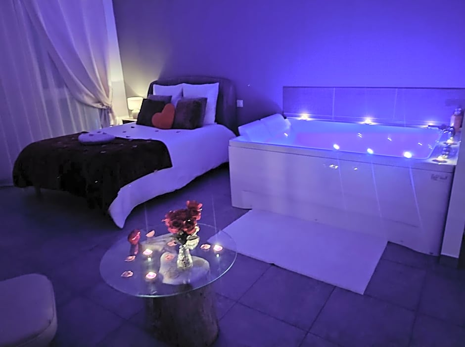 Zdjęcie 1 z 15 — La chambre des tentations , love room avec jacuzzi