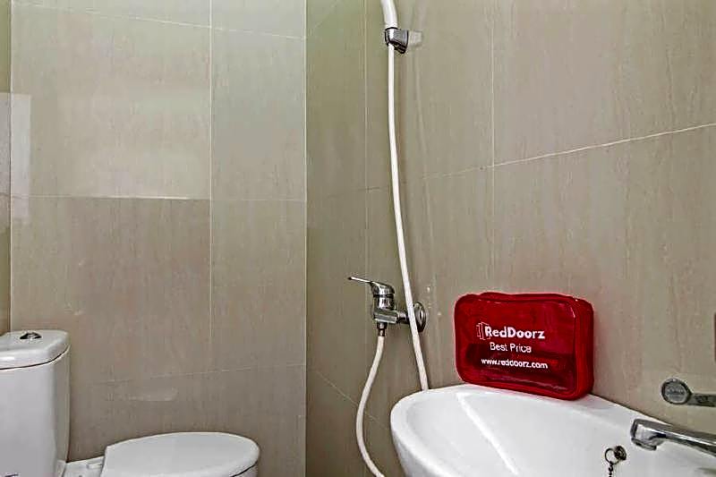 RedDoorz @ Mangga Besar 2