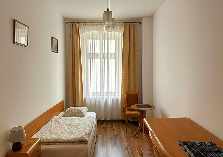 Babel Hostel, Dworzec PKP, Rynek