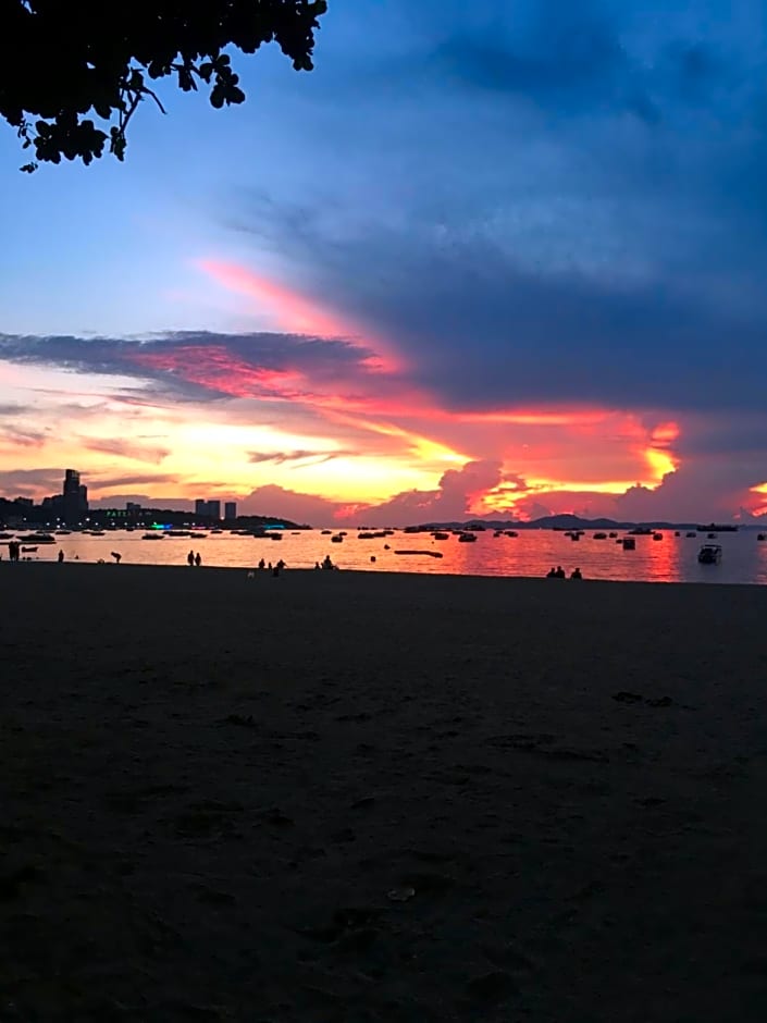 B&B View Talay 1B by Franco Jontiem