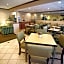 La Quinta Inn & Suites by Wyndham Milwaukee Airport / Oak Creek