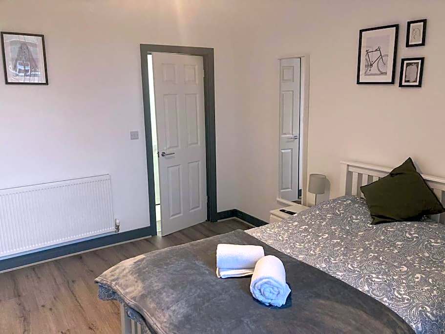 Newly refurbished studio, great location 8 studios