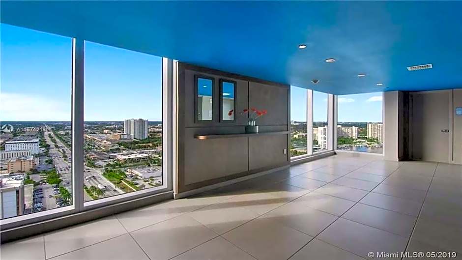 Spectacular View wBalcony Pool