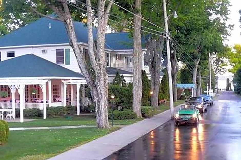 Colonial Inn Harbor Springs