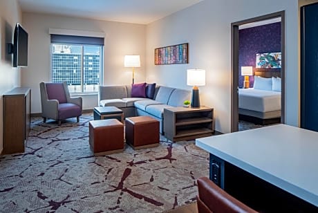 One-Bedroom King Suite with Kitchen, Tub and Sofa Bed - Disability Access
