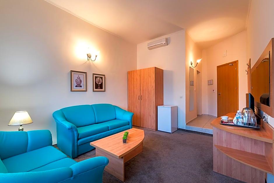 Lotus Family Hotel - Free Parking