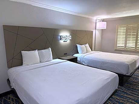 Queen Room with Bath Tub - Mobility Accessible/Non-Smoking