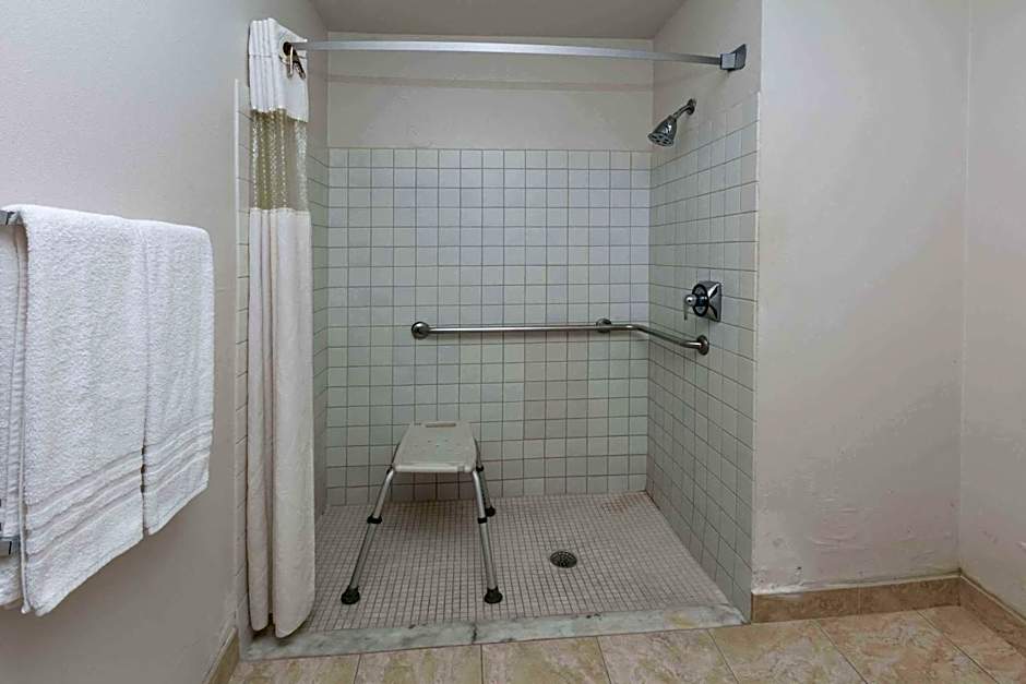 Baymont by Wyndham Arlington At Six Flags Dr