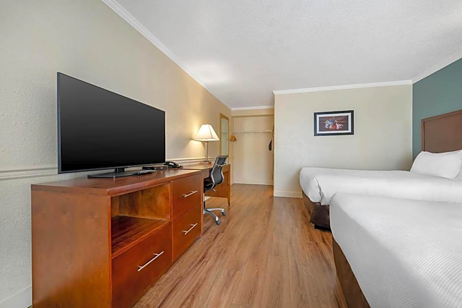 Econo Lodge Inn & Suites