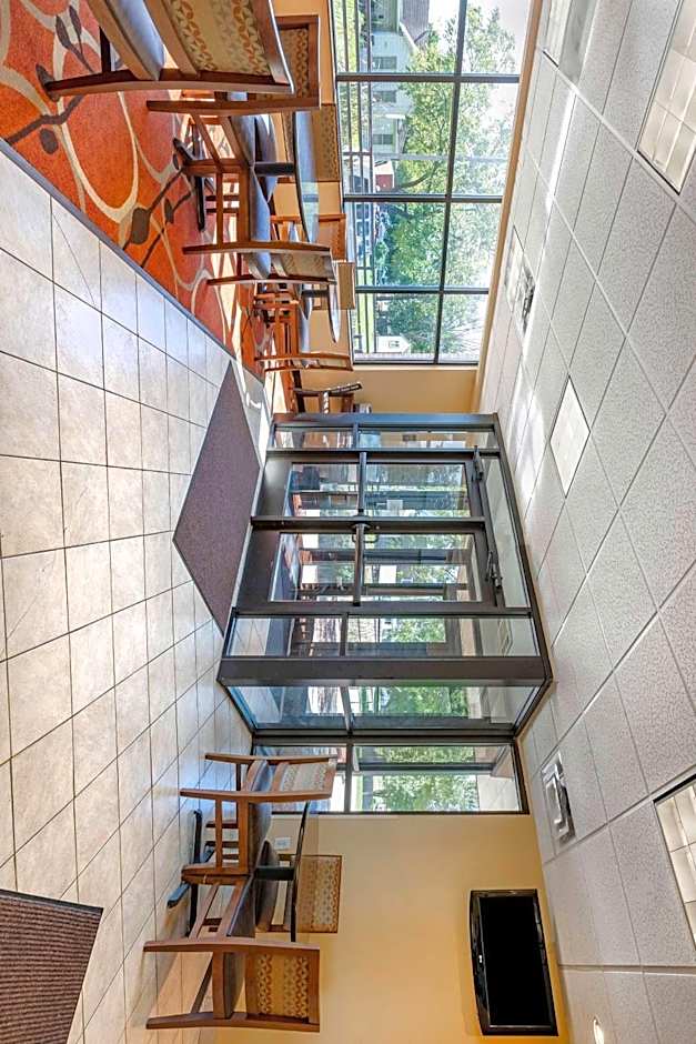 Econo Lodge Inn & Suites Fairgrounds