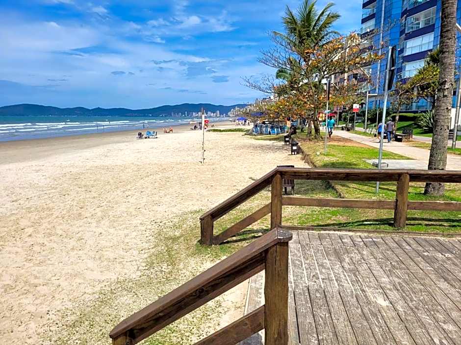 Apartamento 200 metros da praia 03 quartos com ar condicionado - Meia Praia - Itapema