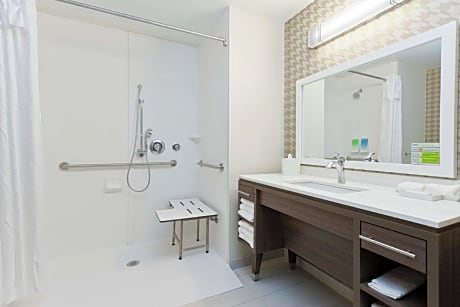 1 King Mobility/Hearing Accessible Roll-In Shower Suite Non-Smoking
