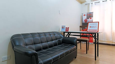 RedDoorz Premium @ Paseo Verde Las Pinas