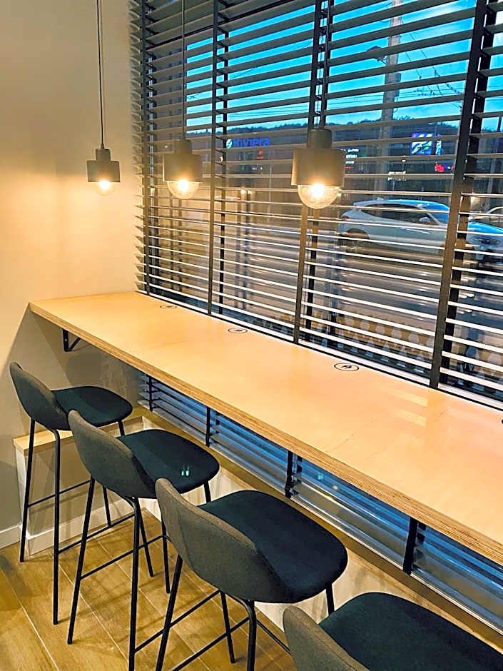 Thruster - Rooms, Kitchen, Chill-Out Zone-Netflix, Lobby-Netflix