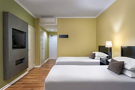 Large Guest Room with Two Double Beds