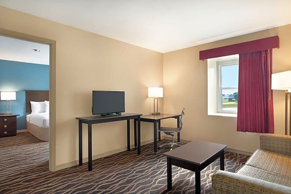 Days Inn and Suites by Wyndham Sikeston