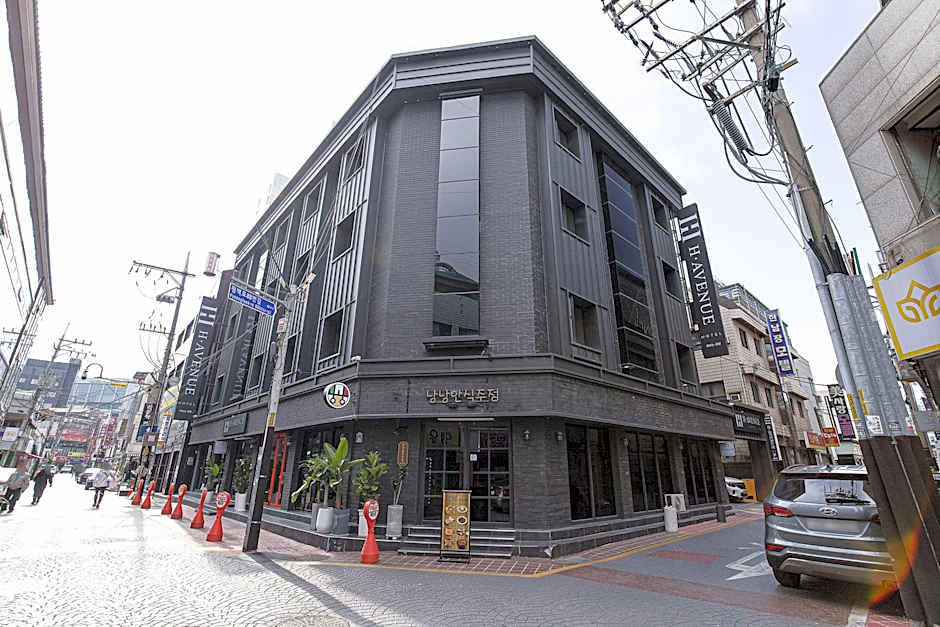 H Avenue Hotel