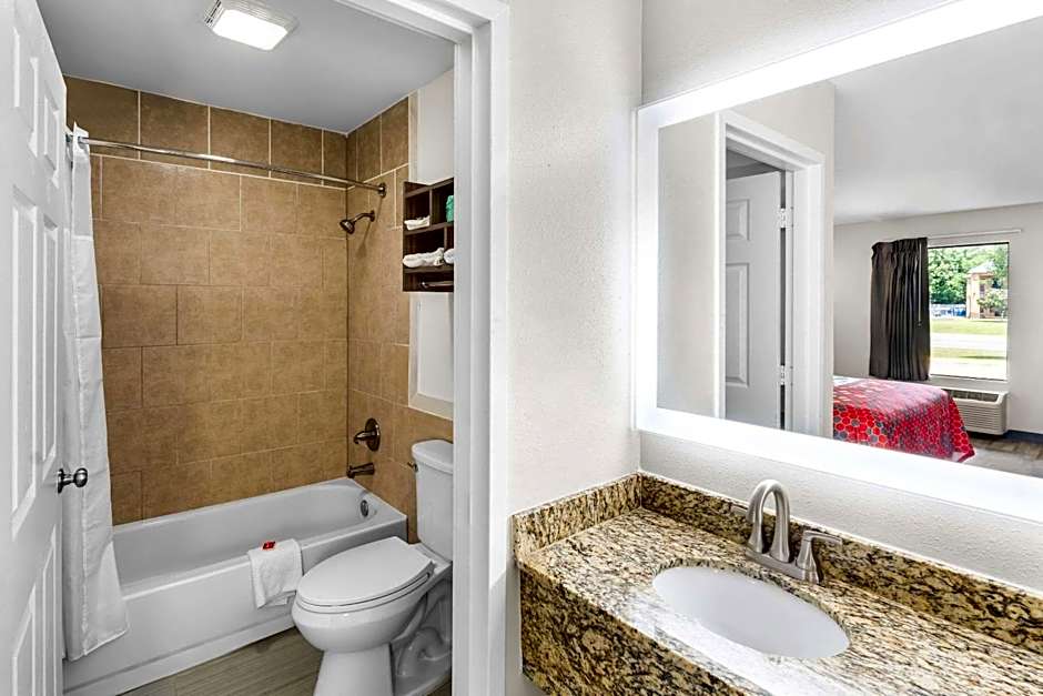 Econo Lodge Inn & Suites