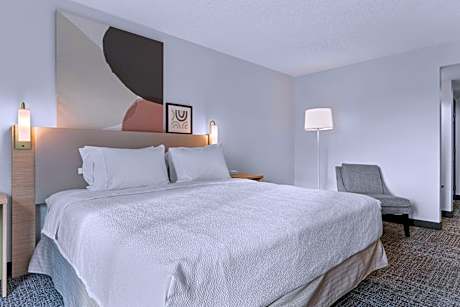 1 King Mobility/Hearing Accessible Ri Shower