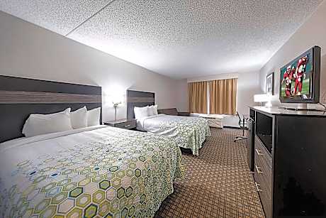 2 Full Beds with Sofa Bed, Microwave & Refrigerator Non-Smoking