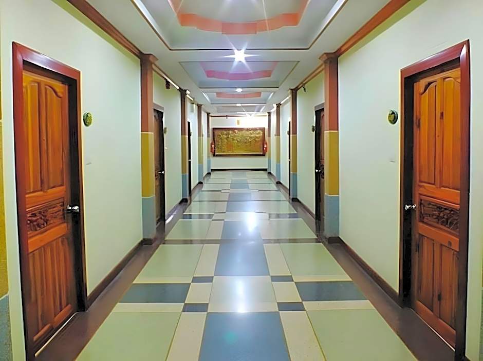 Dee Prom Hotel
